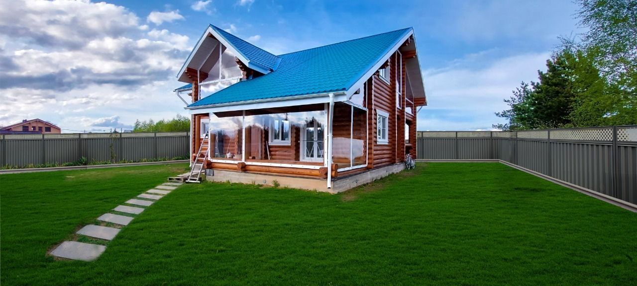 Мягкие окна на веранде загородного дома в Нерли